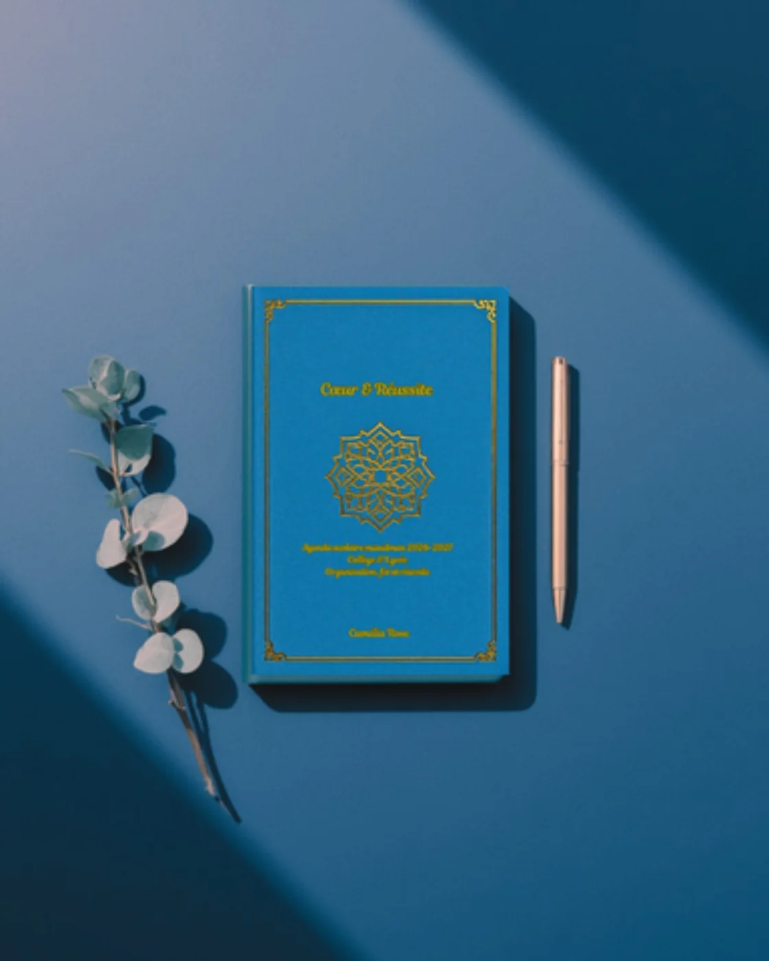 Agenda Cœur et Réussite présenté sur fond bleu